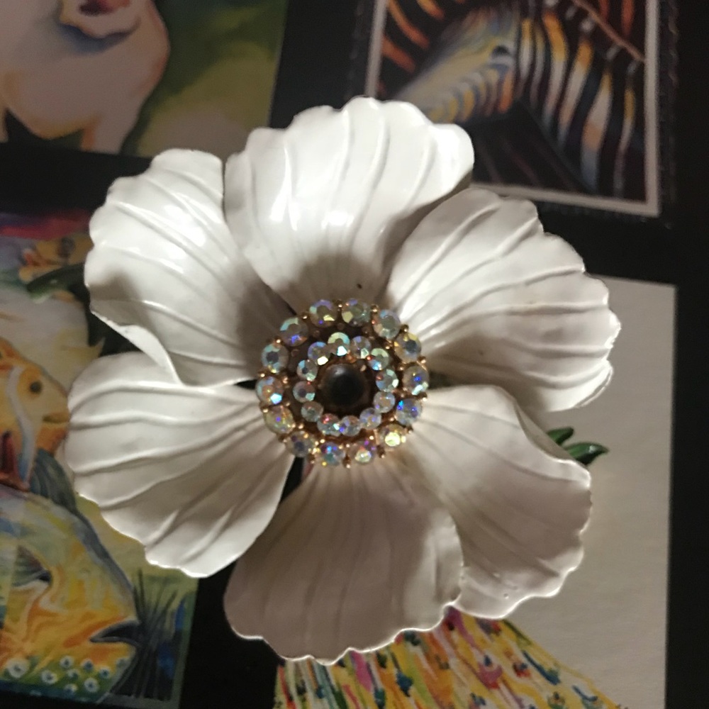Vintage flower/rhinestone brooch